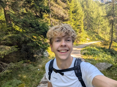 Joris Alkema op een wandelpad in het bos.
